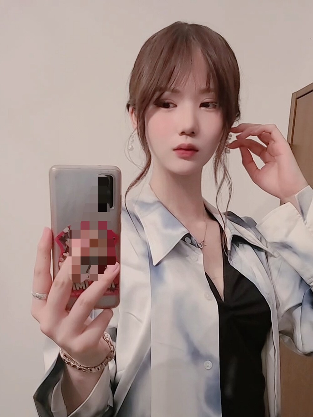 ホワイト系のワンピース/ドレス、ブラック系のTシャツ/カットソー、ホワイト系のデニムパンツを着用したレディースの夏コーディネートの3枚目の写真