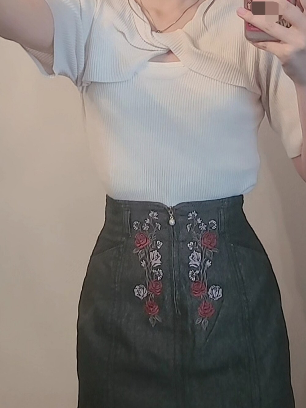 ホワイト系のニット/セーター、ブラック系のスカートを着用したレディースの夏コーディネートの4枚目の写真