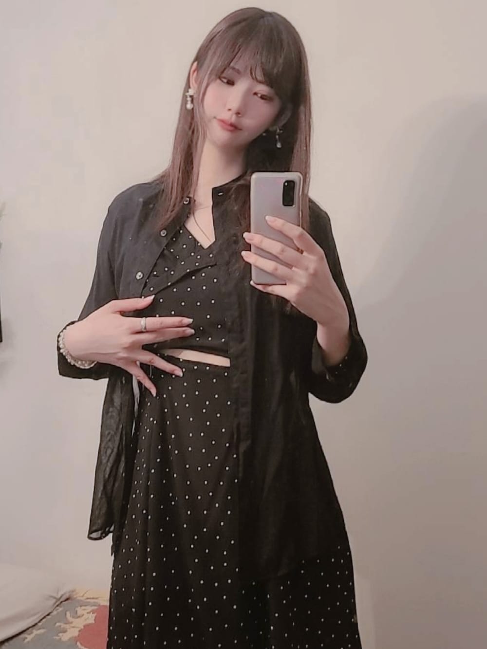 ブラック系のワンピース、ブラック系のシャツ/ブラウス、ブラック系のレッグウェアを着用したレディースの春コーディネートの2枚目の写真