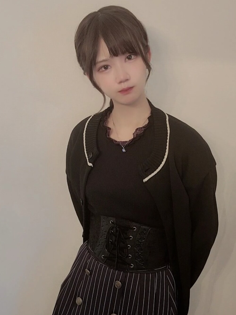 ブラック系のTシャツ/カットソー、ブラック系のジャケット/アウター、ブルー系のスカートを着用したレディースの春コーディネートの2枚目の写真