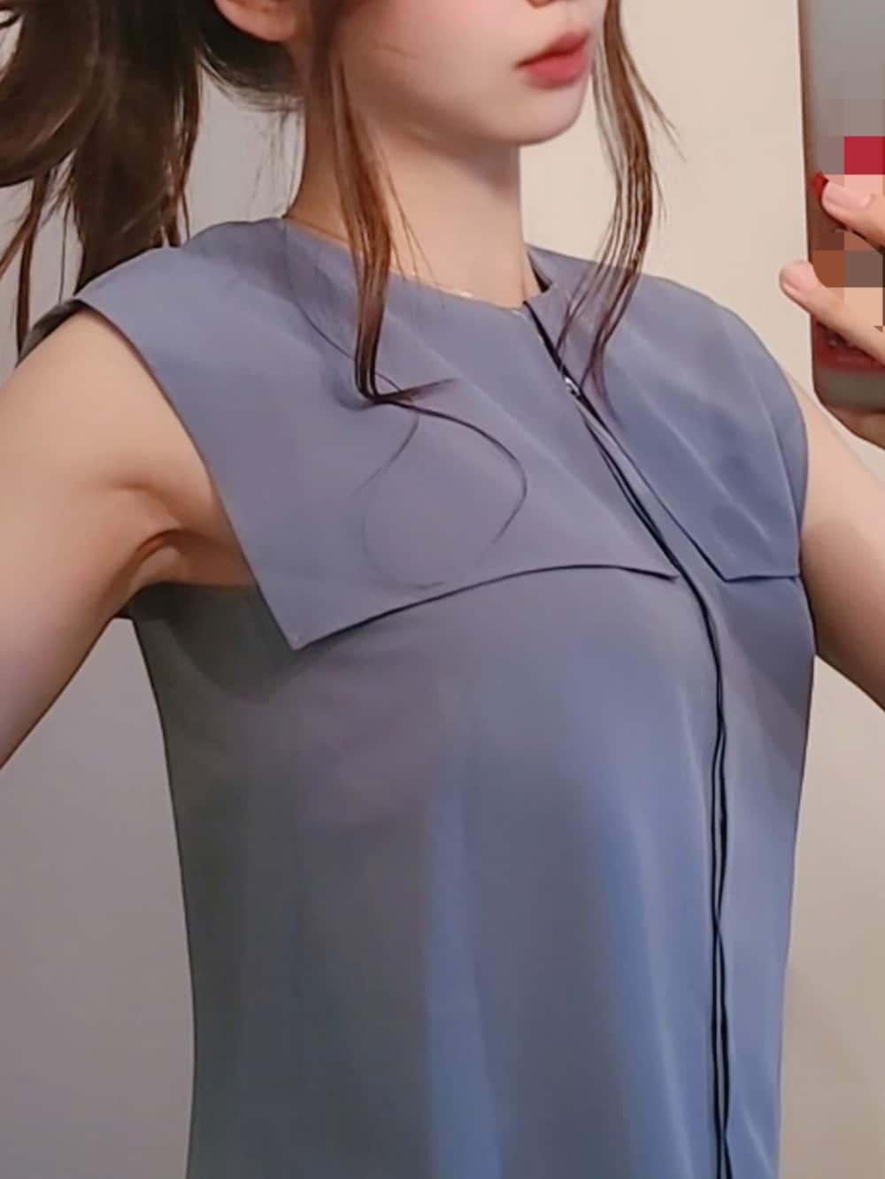 ブルー系のシャツ/ブラウス、ベージュ系のその他パンツを着用したレディースの夏コーディネートの2枚目の写真