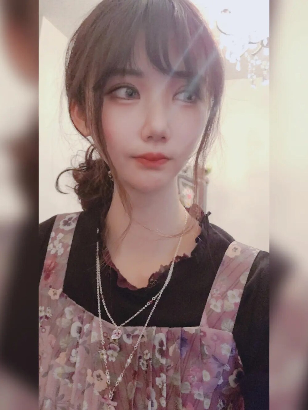 ピンク系のジャンパースカート、ブラック系のTシャツ/カットソー、ホワイト系のシャツ/ブラウスを着用したレディースの春コーディネートの2枚目の写真