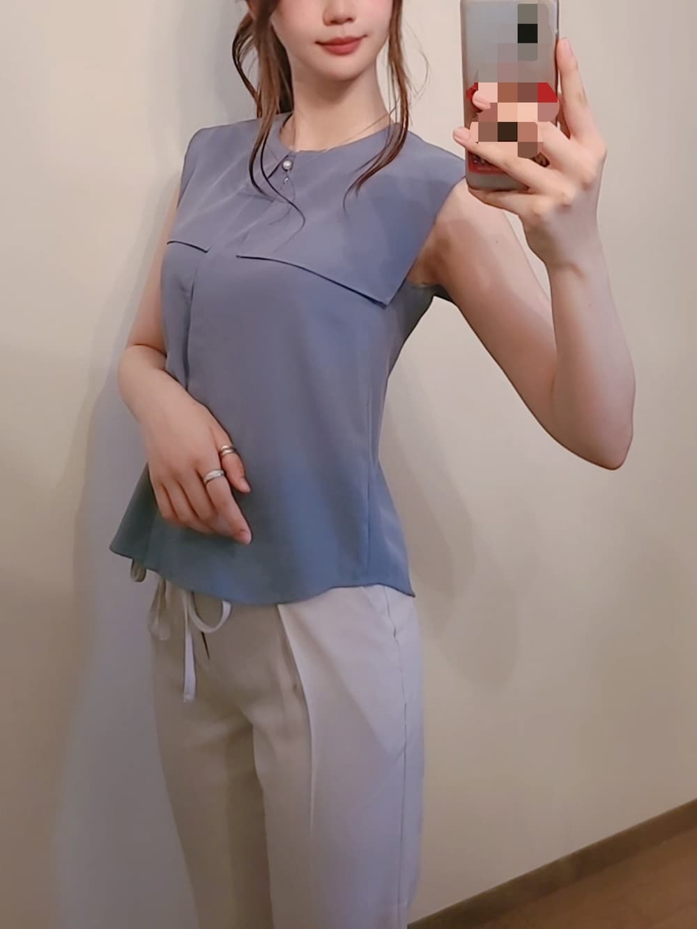 ブルー系のシャツ/ブラウス、ベージュ系のその他パンツを着用したレディースの夏コーディネートの4枚目の写真