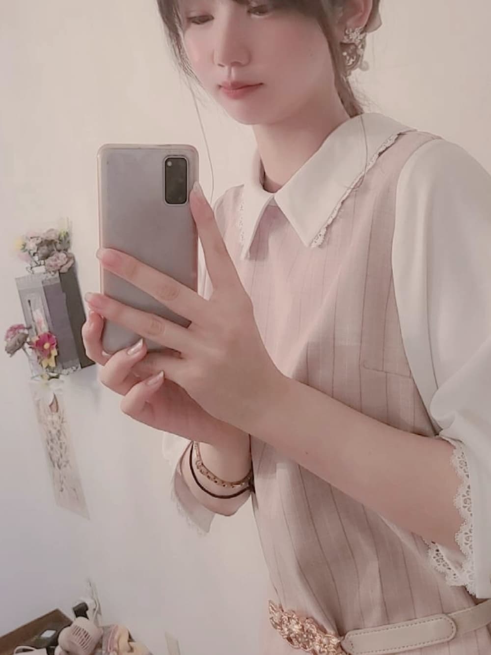 ピンク系のワンピース、ホワイト系のスカート、ピンク系のベルトを着用したレディースの夏コーディネートの2枚目の写真