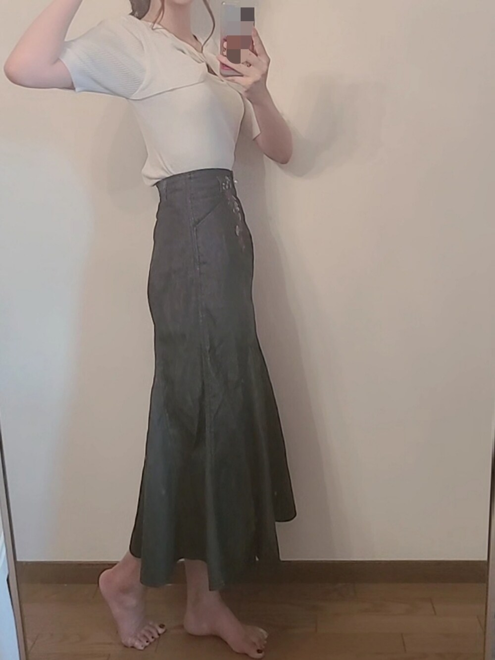 ホワイト系のニット/セーター、ブラック系のスカートを着用したレディースの夏コーディネートの2枚目の写真