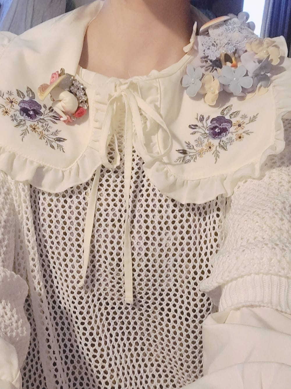 ホワイト系のシャツ/ブラウス、ホワイト系のニット/セーター、ピンク系のジャンパースカートを着用したレディースの春コーディネートの2枚目の写真