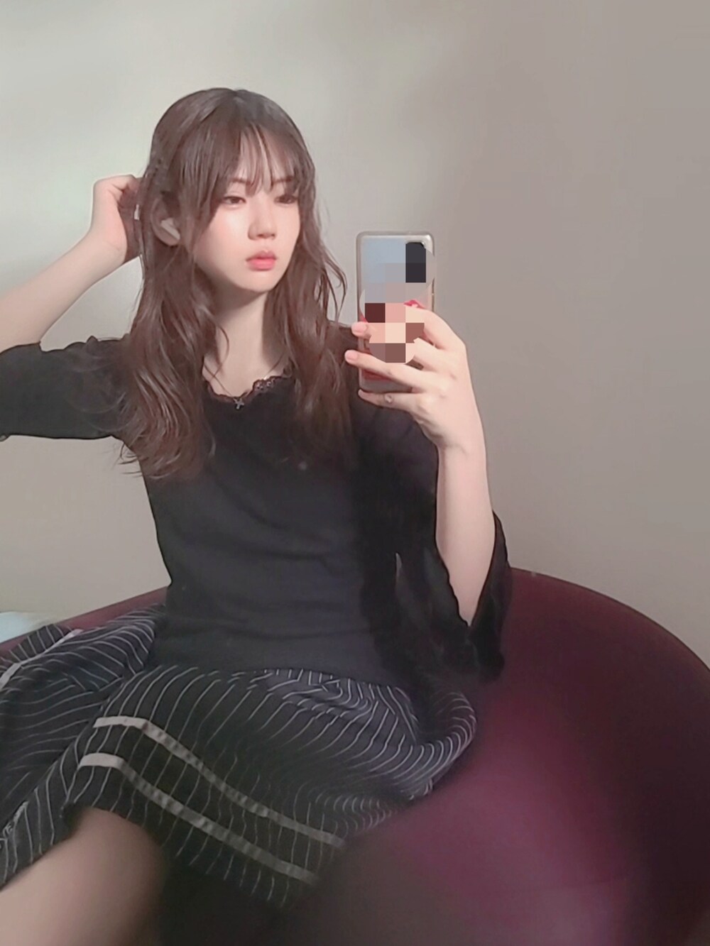 ブルー系のスカート、ブラック系のTシャツ/カットソーを着用したレディースの夏コーディネートの2枚目の写真