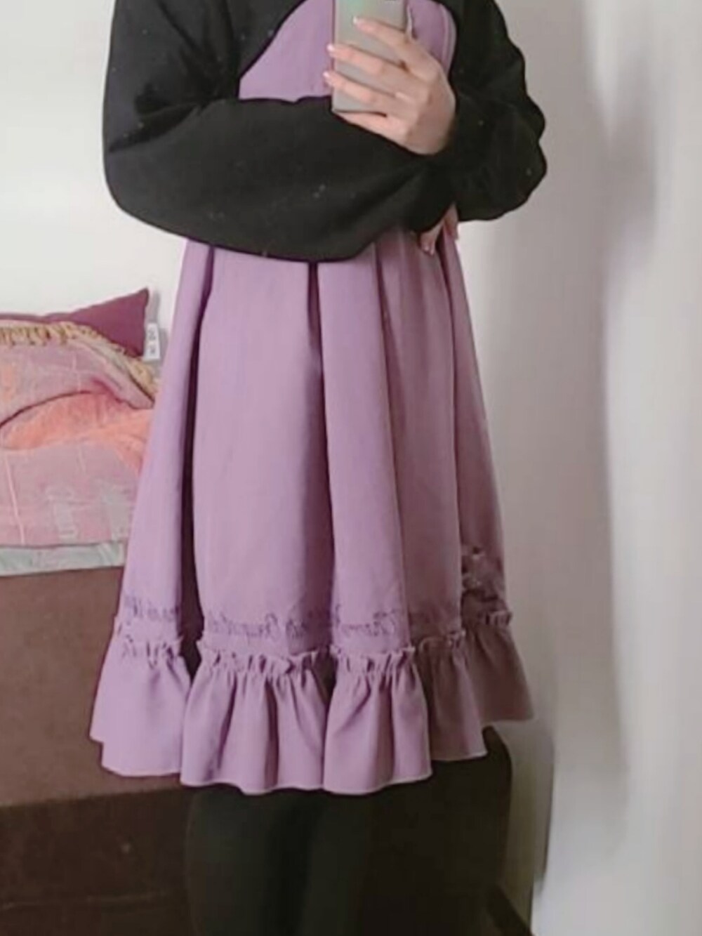 パープル系のワンピース/ドレス、ブラック系のその他トップスを着用したレディースの春コーディネートの2枚目の写真