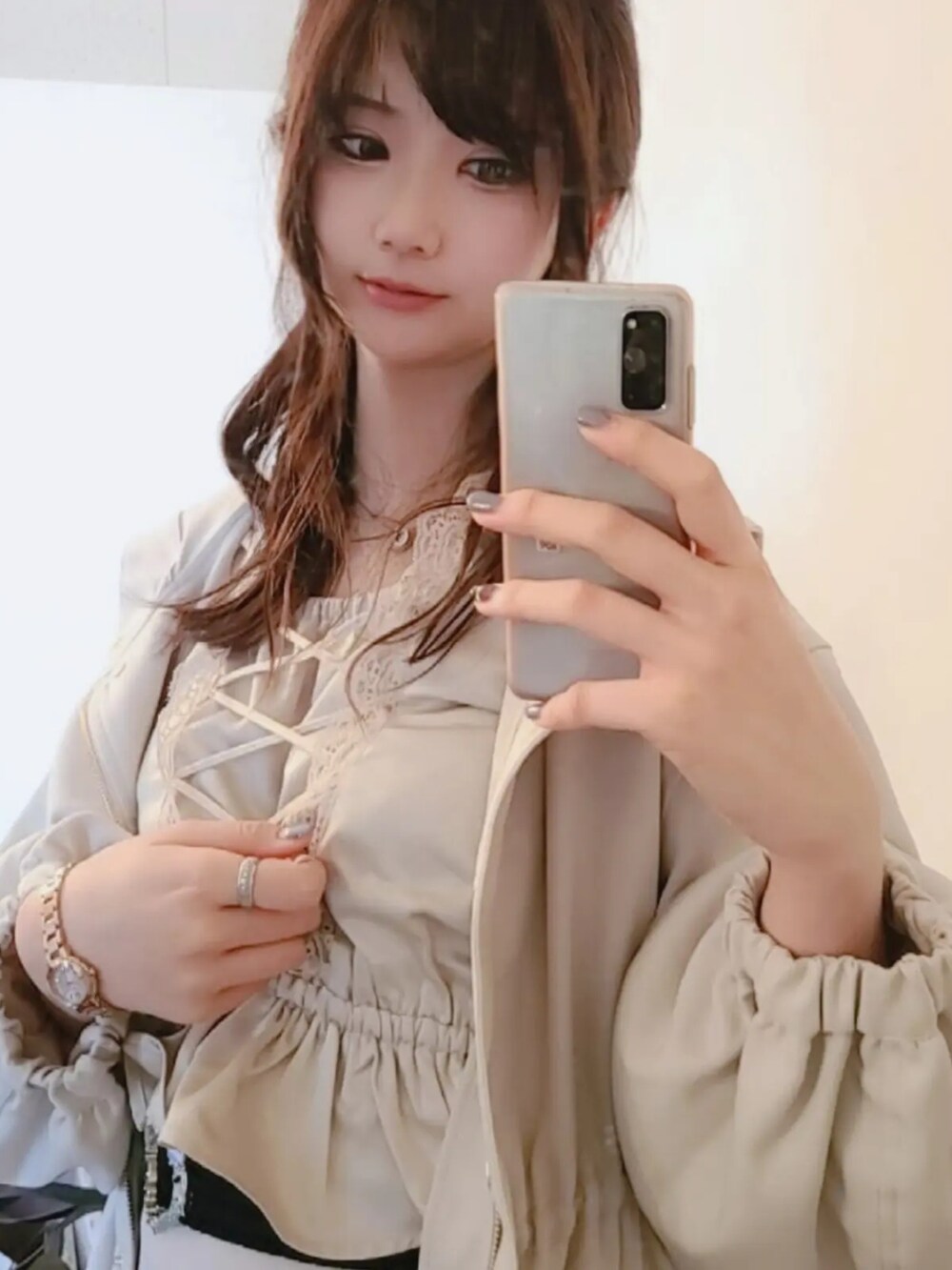 ベージュ系のブルゾン、ベージュ系のスカート、ベージュ系のシャツ/ブラウスを着用したレディースの春コーディネートの2枚目の写真