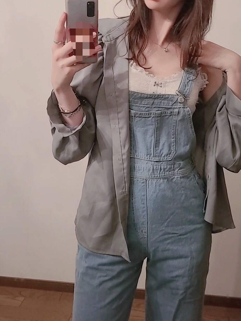 ブルー系のサロペット/オーバーオール、グリーン系のシャツ/ブラウス、ホワイト系のタンクトップを着用したレディースの夏コーディネートの4枚目の写真