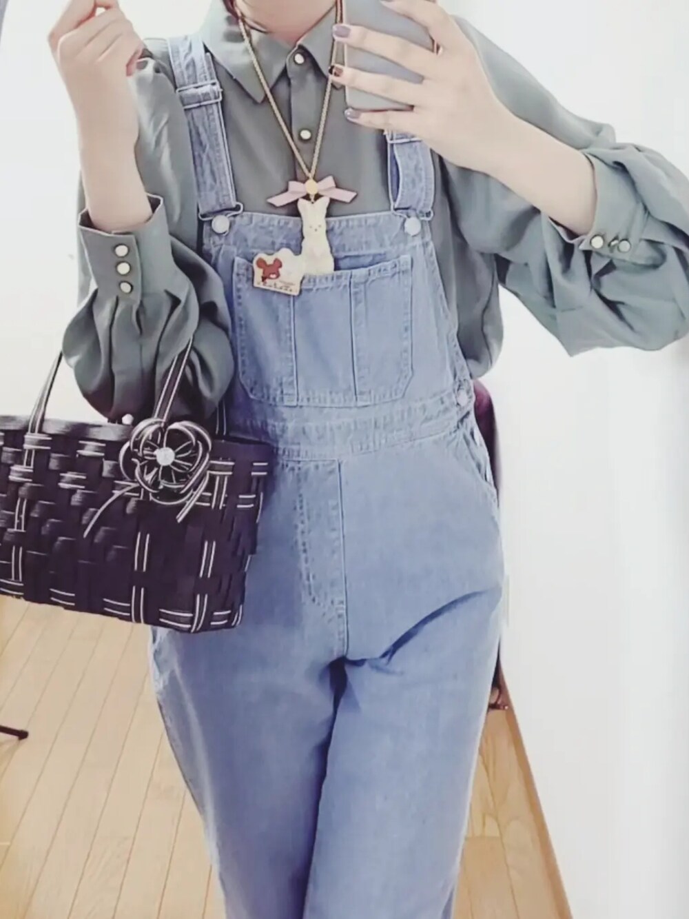 ブルー系のサロペット/オーバーオール、グリーン系のシャツ/ブラウス、ホワイト系のスリッポンを着用したレディースの春コーディネートの3枚目の写真