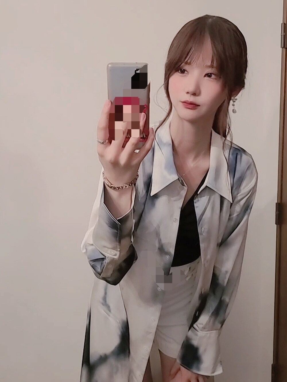 ホワイト系のワンピース/ドレス、ブラック系のTシャツ/カットソー、ホワイト系のデニムパンツを着用したレディースの夏コーディネートの4枚目の写真