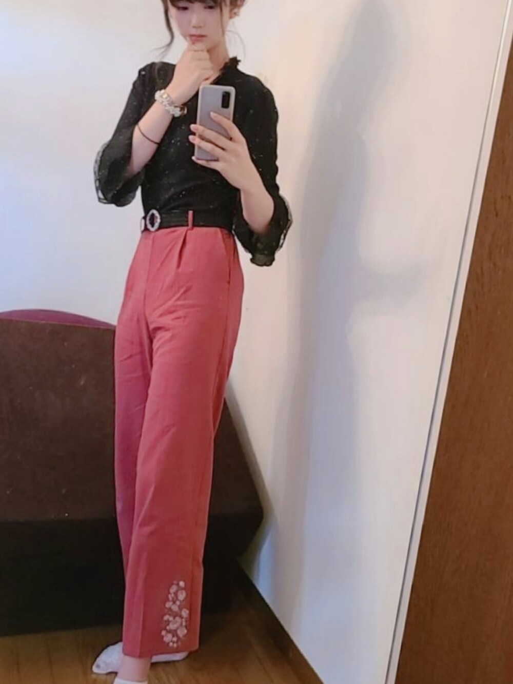 ピンク系のパンツ、ブラック系のTシャツ/カットソー、ブラック系のベルトを着用したレディースの春コーディネートの4枚目の写真