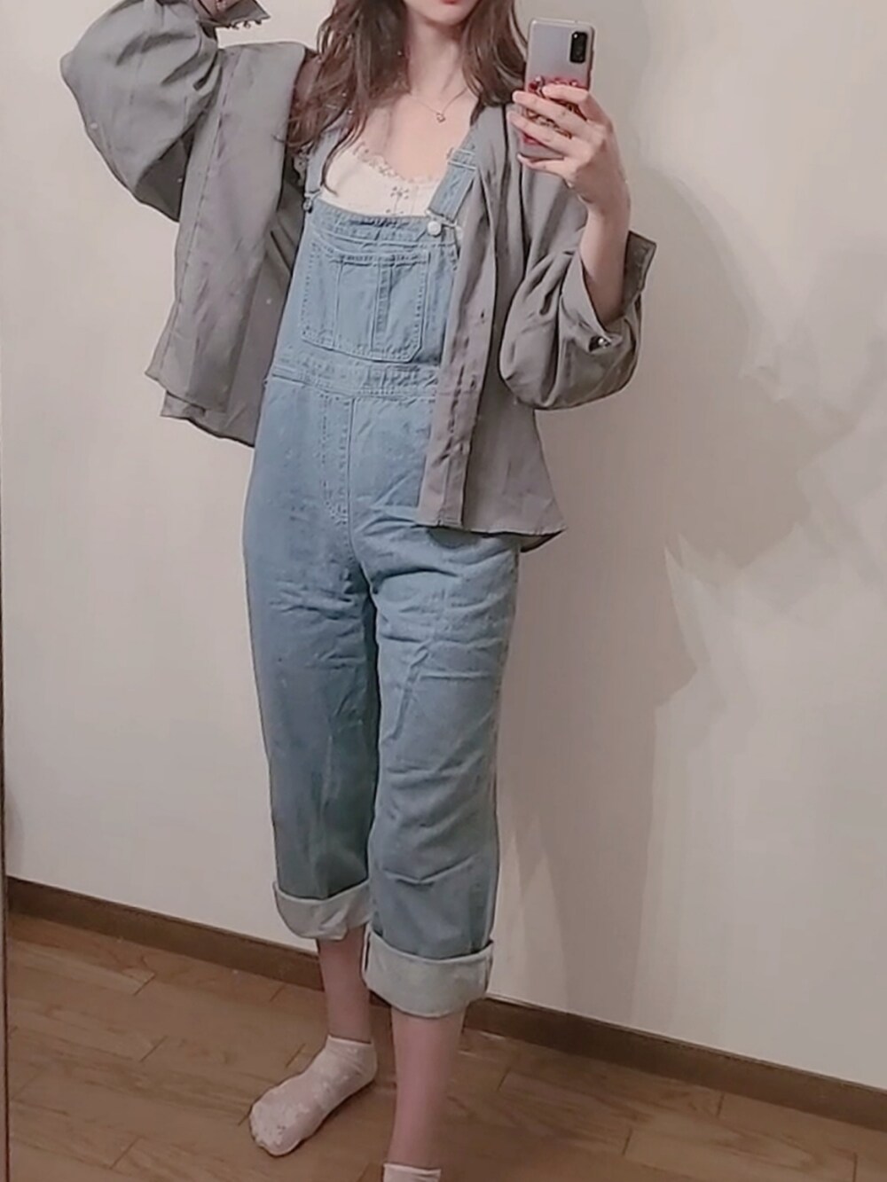 ブルー系のサロペット/オーバーオール、グリーン系のシャツ/ブラウス、ホワイト系のタンクトップを着用したレディースの夏コーディネートの2枚目の写真