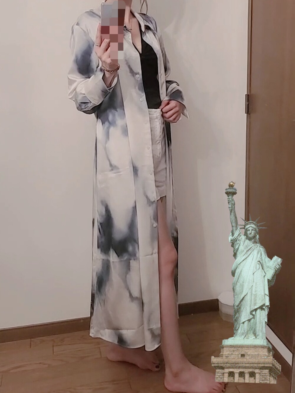 ホワイト系のワンピース/ドレス、ブラック系のTシャツ/カットソー、ホワイト系のデニムパンツを着用したレディースの夏コーディネートの2枚目の写真