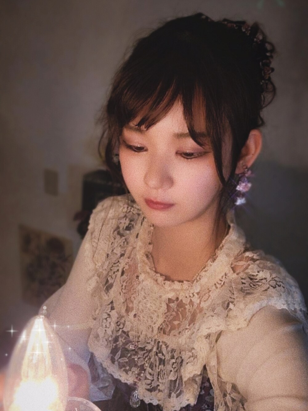 ピンク系のジャンパースカート、ホワイト系のシャツ/ブラウス、ブラック系のシュシュを着用したレディースの春コーディネートの2枚目の写真