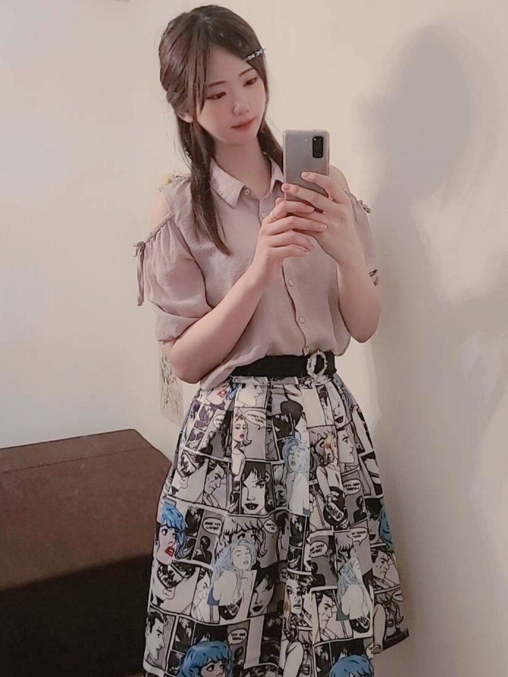 ブルー系のスカート、ピンク系のシャツ/ブラウス、ホワイト系のソックス/靴下を着用したレディースの夏コーディネートの3枚目の写真