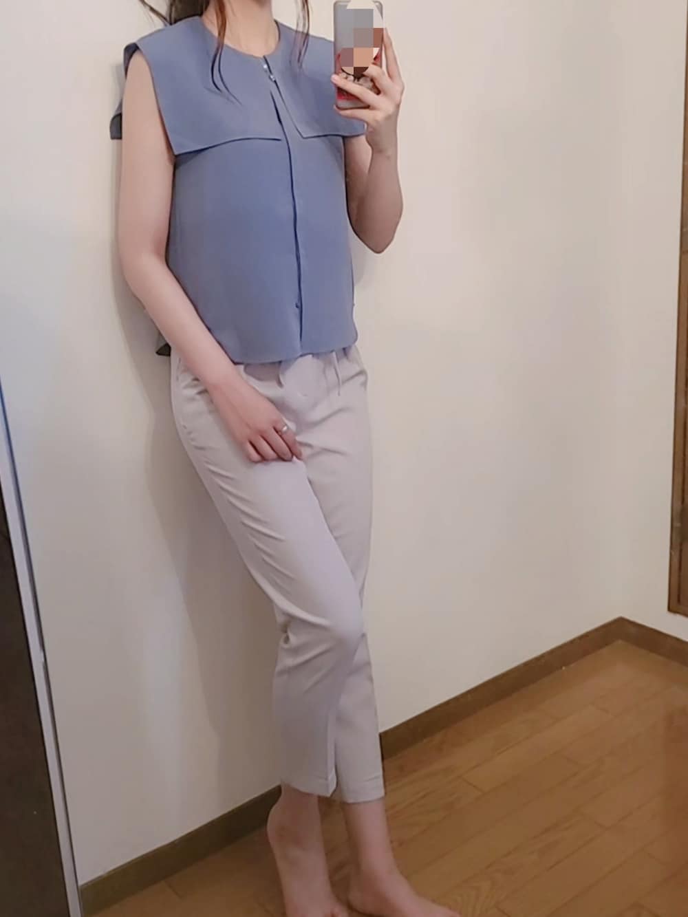 ブルー系のシャツ/ブラウス、ベージュ系のその他パンツを着用したレディースの夏コーディネートの3枚目の写真