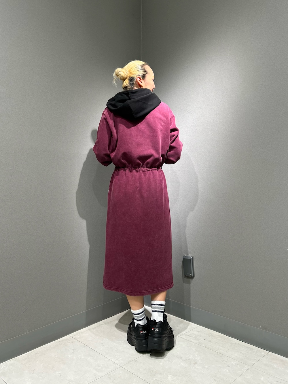 レッド系のワンピース、ホワイト系のソックス/靴下を着用したレディースの秋コーディネートの2枚目の写真