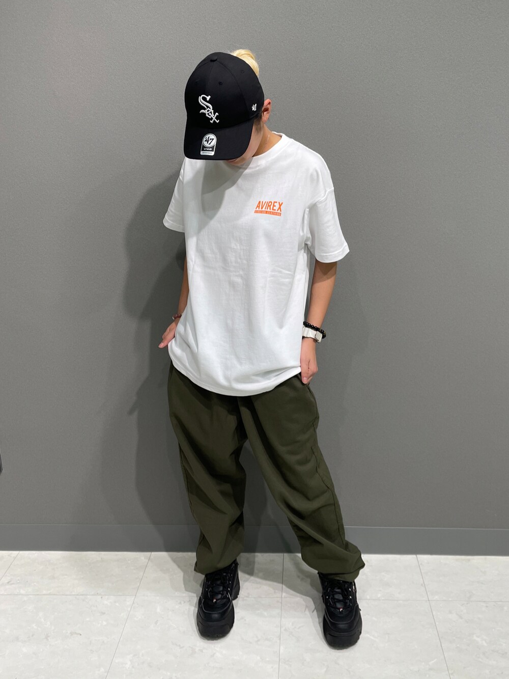 ホワイト系のTシャツ/カットソー、グリーン系のその他パンツ、ホワイト系のトートバッグを着用したレディースの春コーディネートの2枚目の写真