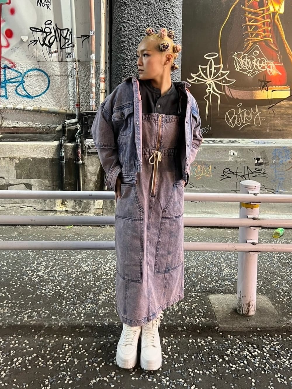 ピンク系のデニムジャケット、ピンク系のデニムスカートを着用したレディースの冬コーディネートの2枚目の写真