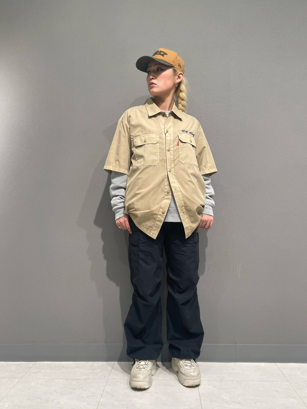 グリーン系のシャツ/ブラウス、ホワイト系のスウェット、オレンジ系のカーゴパンツを着用したレディースの春コーディネートの2枚目の写真