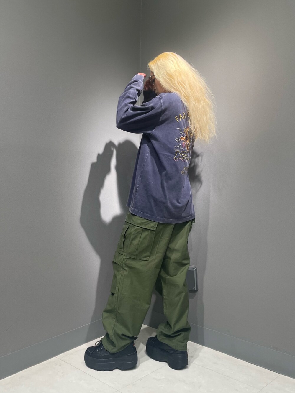 ブルー系のTシャツ/カットソー、グリーン系のカーゴパンツ、グリーン系のサングラスを着用したレディースの夏コーディネートの2枚目の写真