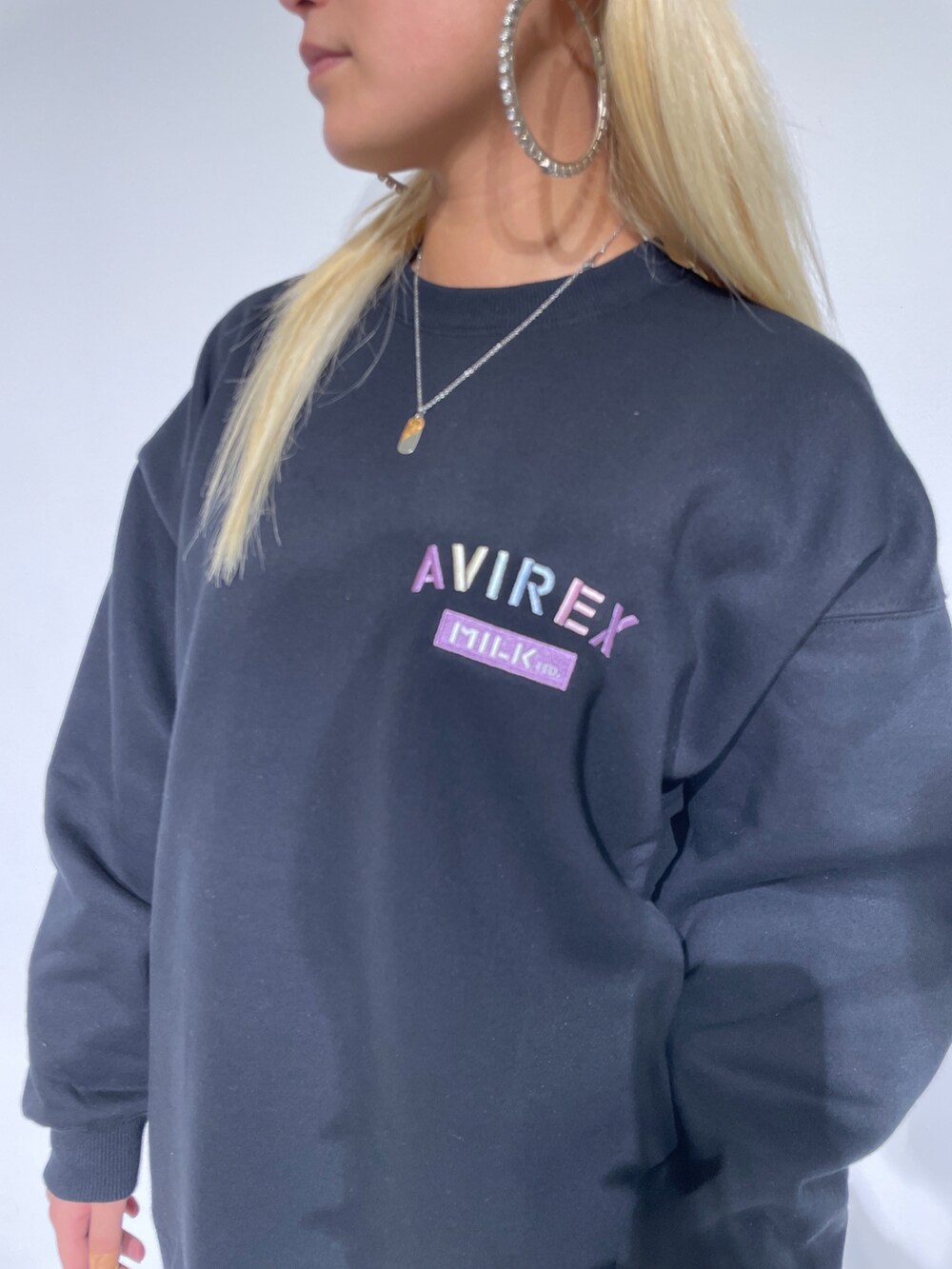 その他のデニムパンツ、ブラック系のスウェットを着用したレディースの秋コーディネートの2枚目の写真