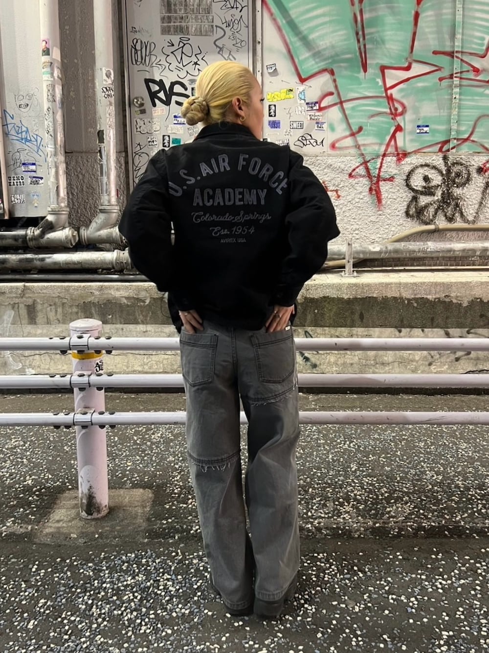 ブラック系のブルゾン、ブラック系のデニムパンツを着用したレディースの冬コーディネートの2枚目の写真