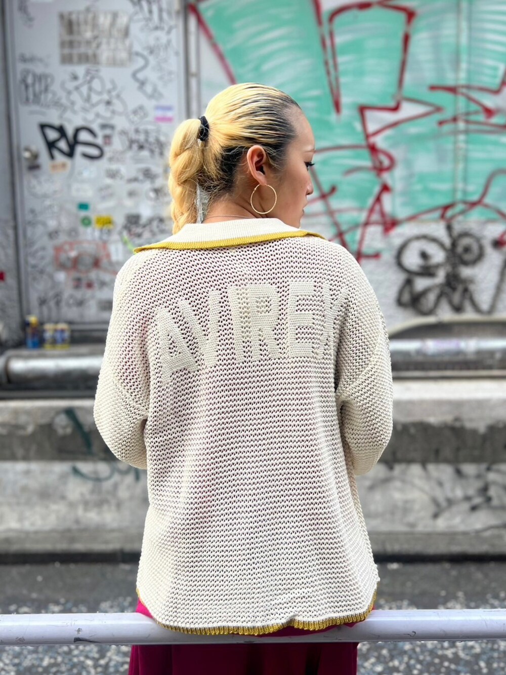 ホワイト系のカーディガン/ボレロ、ピンク系のワンピースを着用したレディースの春コーディネートの2枚目の写真