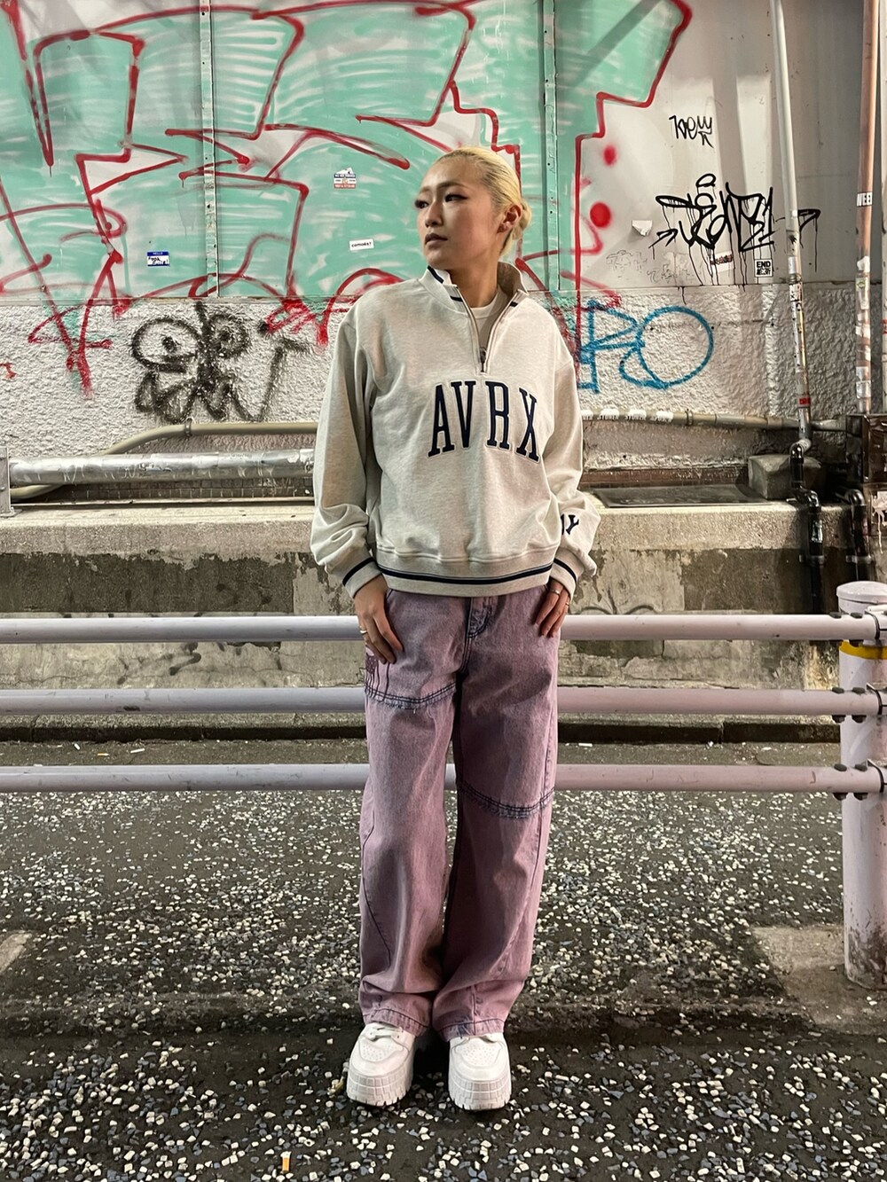 ブラック系のデニムパンツ、ベージュ系のスウェットを着用したレディースの冬コーディネートの2枚目の写真