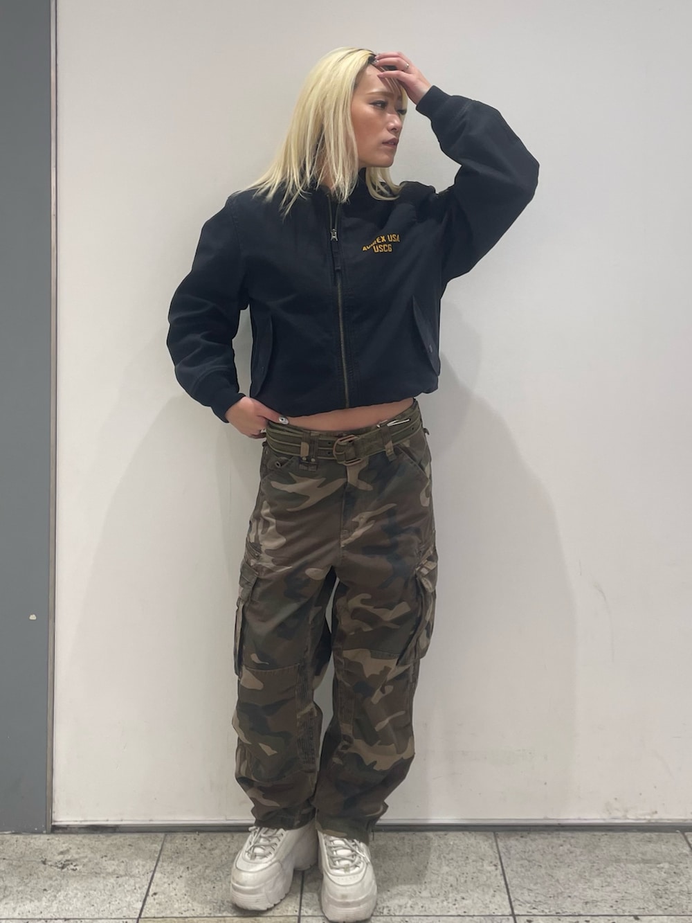 その他のカーゴパンツ、ブラック系のMA-1を着用したレディースの冬コーディネートの2枚目の写真