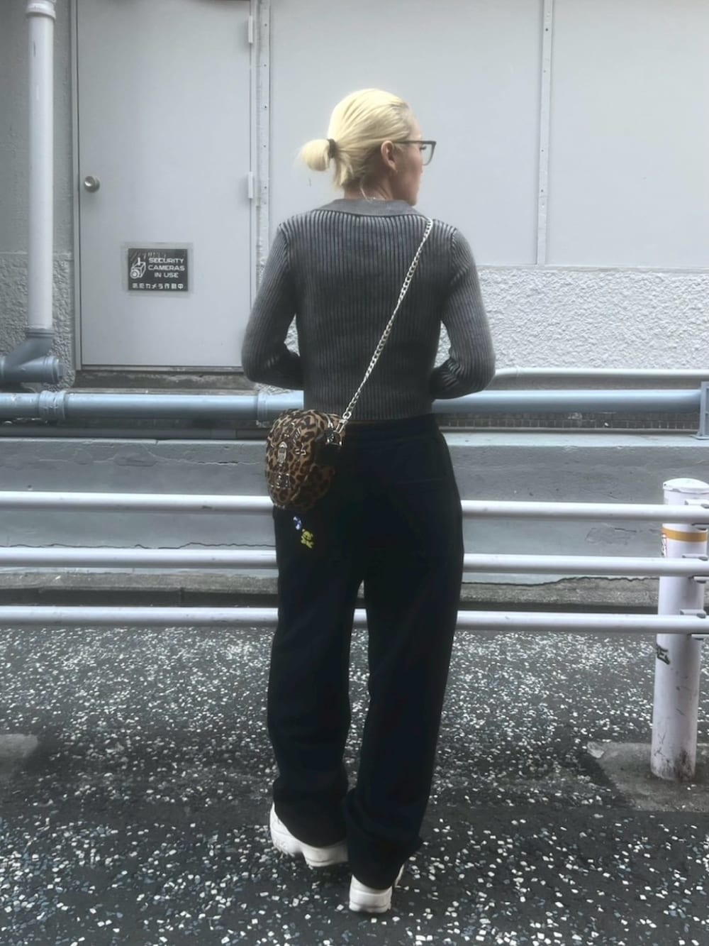 ブラック系のスウェットパンツ、ブラック系のニット/セーター、その他のショルダーバッグを着用したレディースの冬コーディネートの2枚目の写真