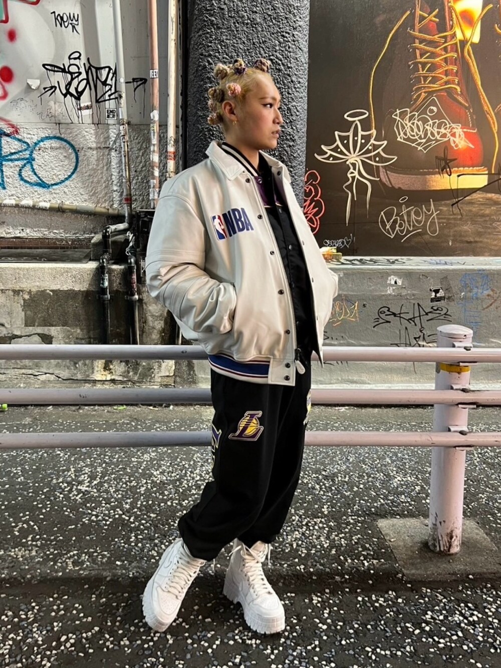 パープル系のスウェットパンツ、ホワイト系のジャケット/アウターを着用したレディースの冬コーディネートの2枚目の写真