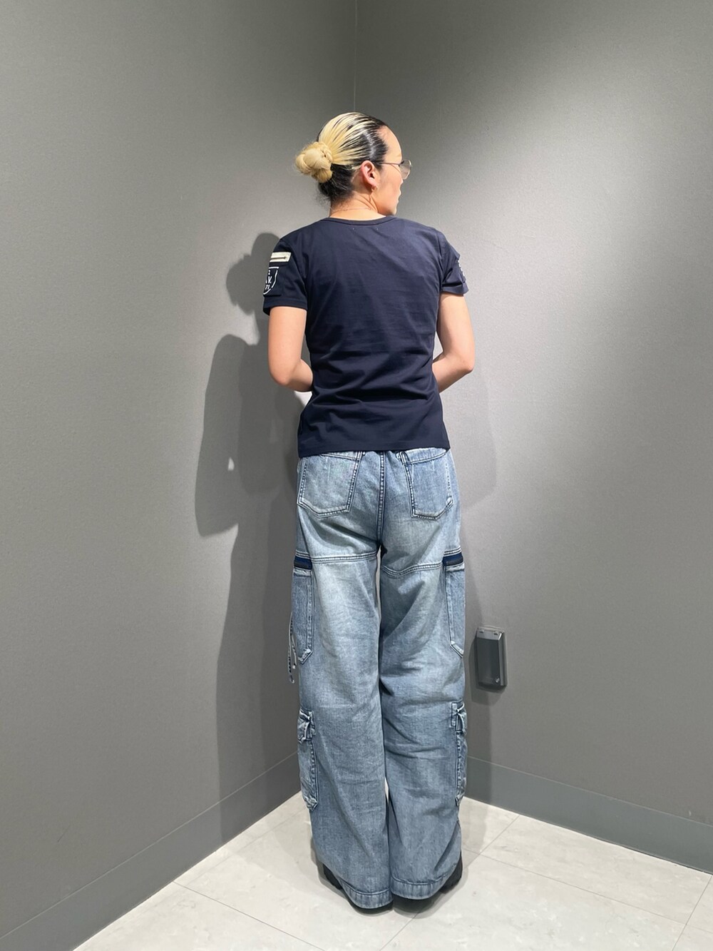 ブルー系のデニムパンツ、ブルー系のTシャツ/カットソー、ブラック系のソックス/靴下を着用したレディースの夏コーディネートの3枚目の写真