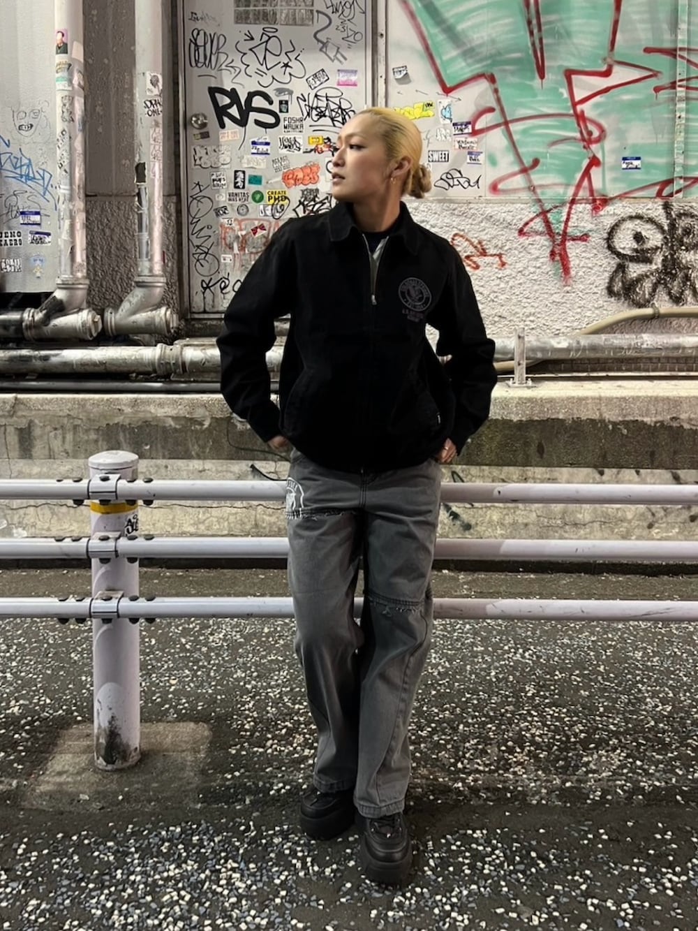 ブラック系のブルゾン、ブラック系のデニムパンツを着用したレディースの冬コーディネートの3枚目の写真