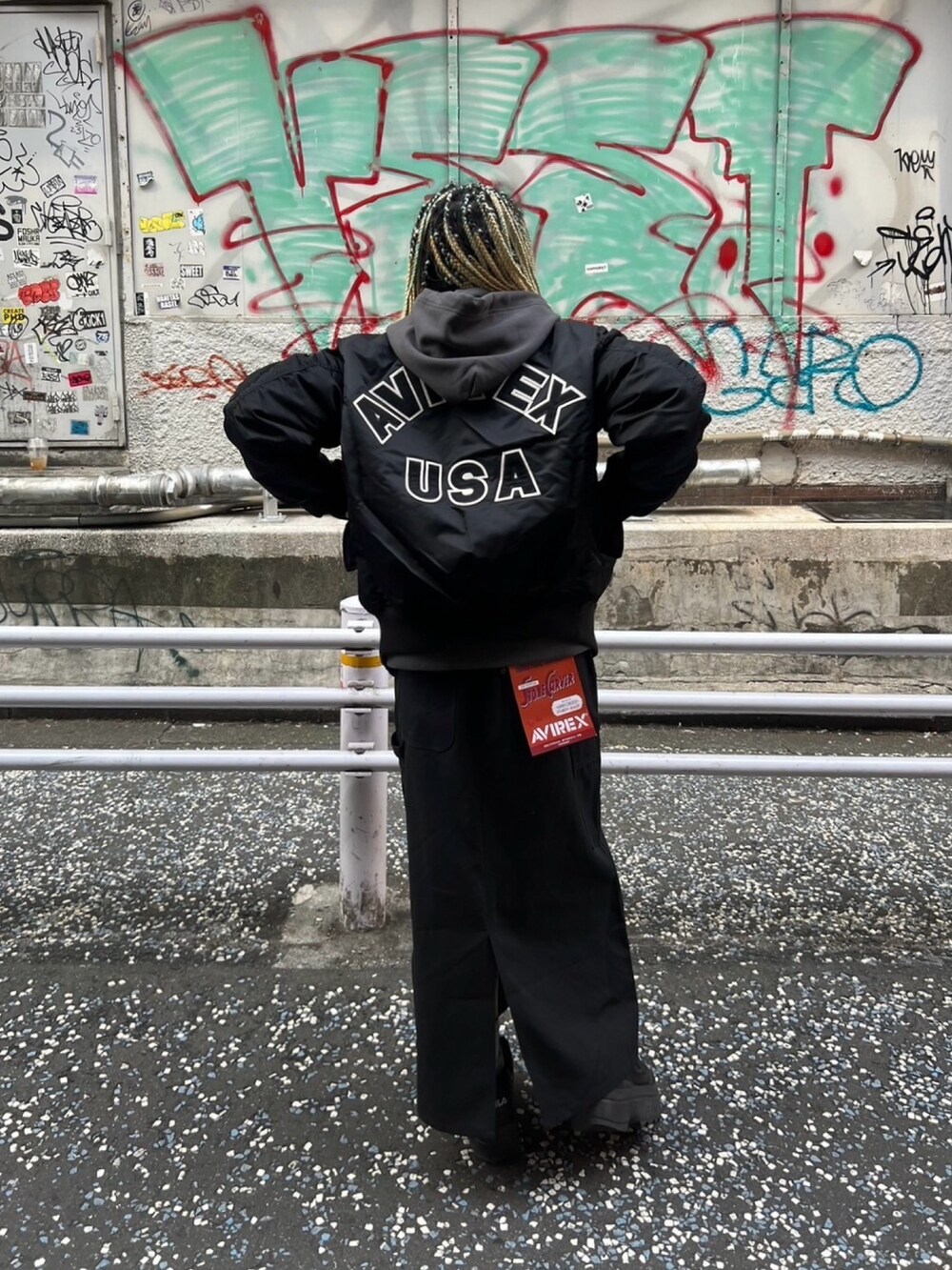 ブラック系のMA-1、ブラック系のスカートを着用したレディースの秋コーディネートの2枚目の写真