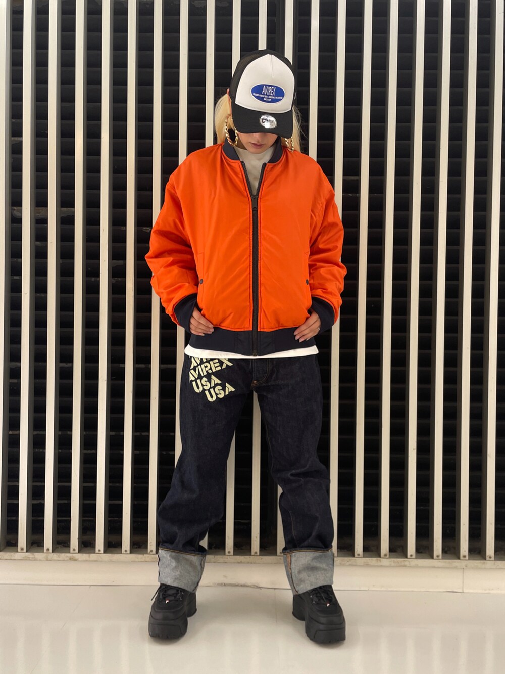 ブルー系のデニムパンツ、ベージュ系のキャップを着用したレディースの夏コーディネートの4枚目の写真