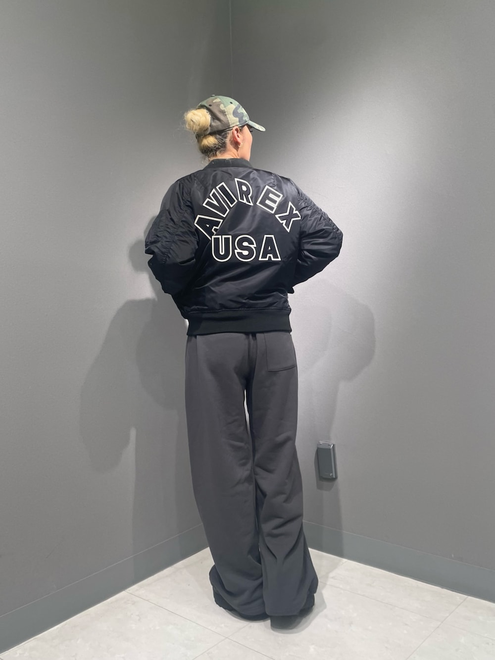 ブラック系のMA-1、ブラック系のTシャツ/カットソー、グレー系のスウェットパンツを着用したレディースの秋コーディネートの2枚目の写真