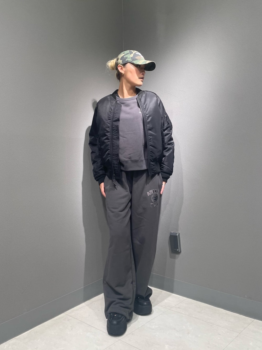 ブラック系のMA-1、ブラック系のTシャツ/カットソー、グレー系のスウェットパンツを着用したレディースの秋コーディネートの3枚目の写真