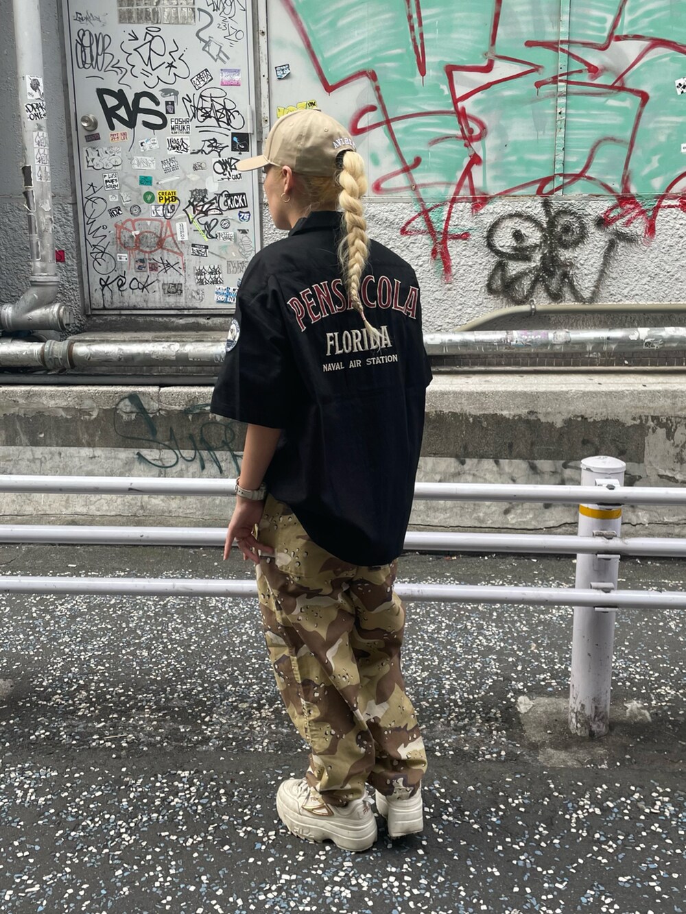 ブラック系のTシャツ/カットソー、その他のカーゴパンツ、ブラック系のシャツ/ブラウスを着用したレディースの春コーディネートの2枚目の写真