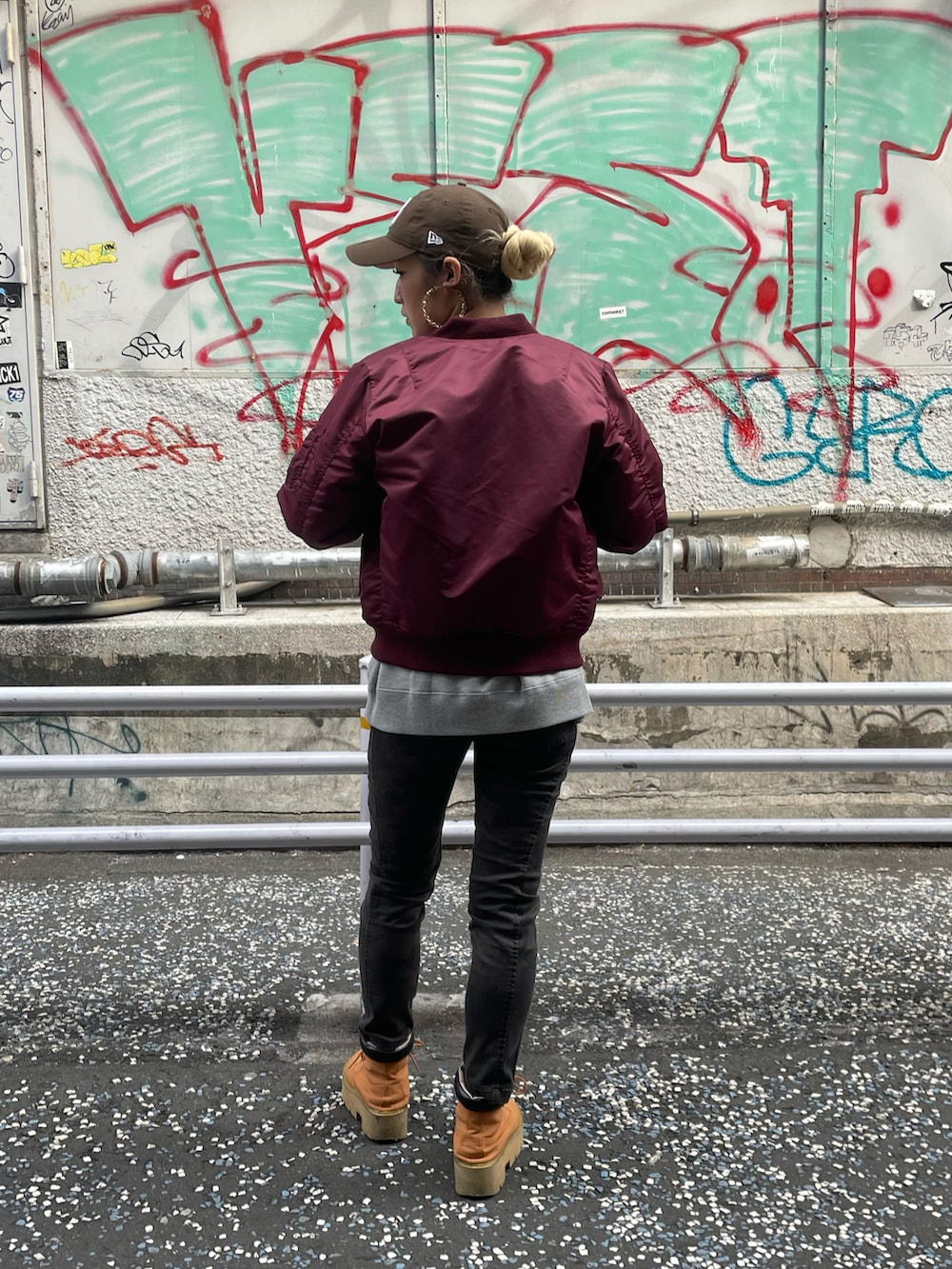 ブラック系のスウェット、その他のその他パンツ、レッド系のMA-1を着用したレディースの冬コーディネートの2枚目の写真