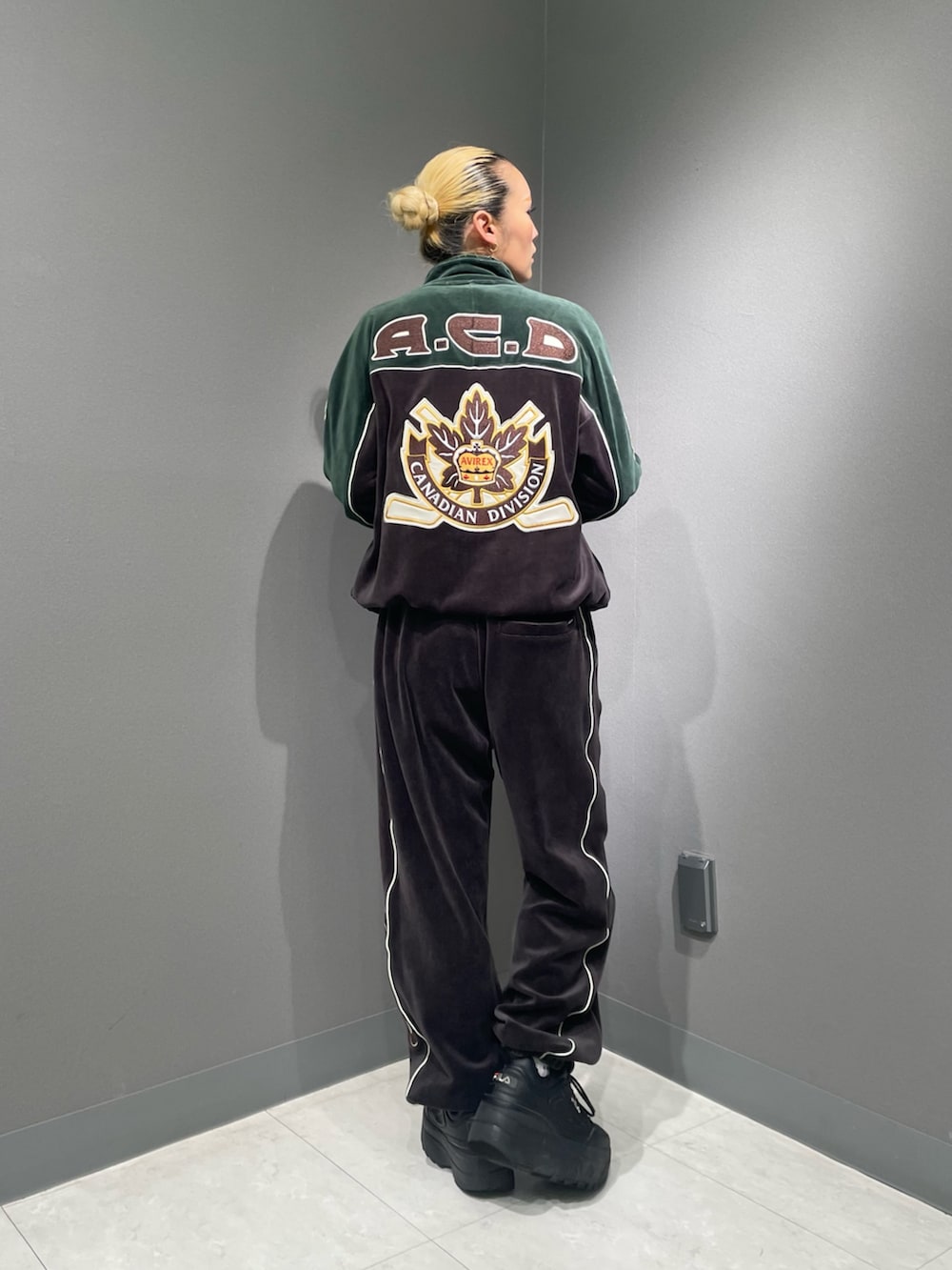 グリーン系のジャージ、ブラック系のその他パンツを着用したレディースの秋コーディネートの3枚目の写真