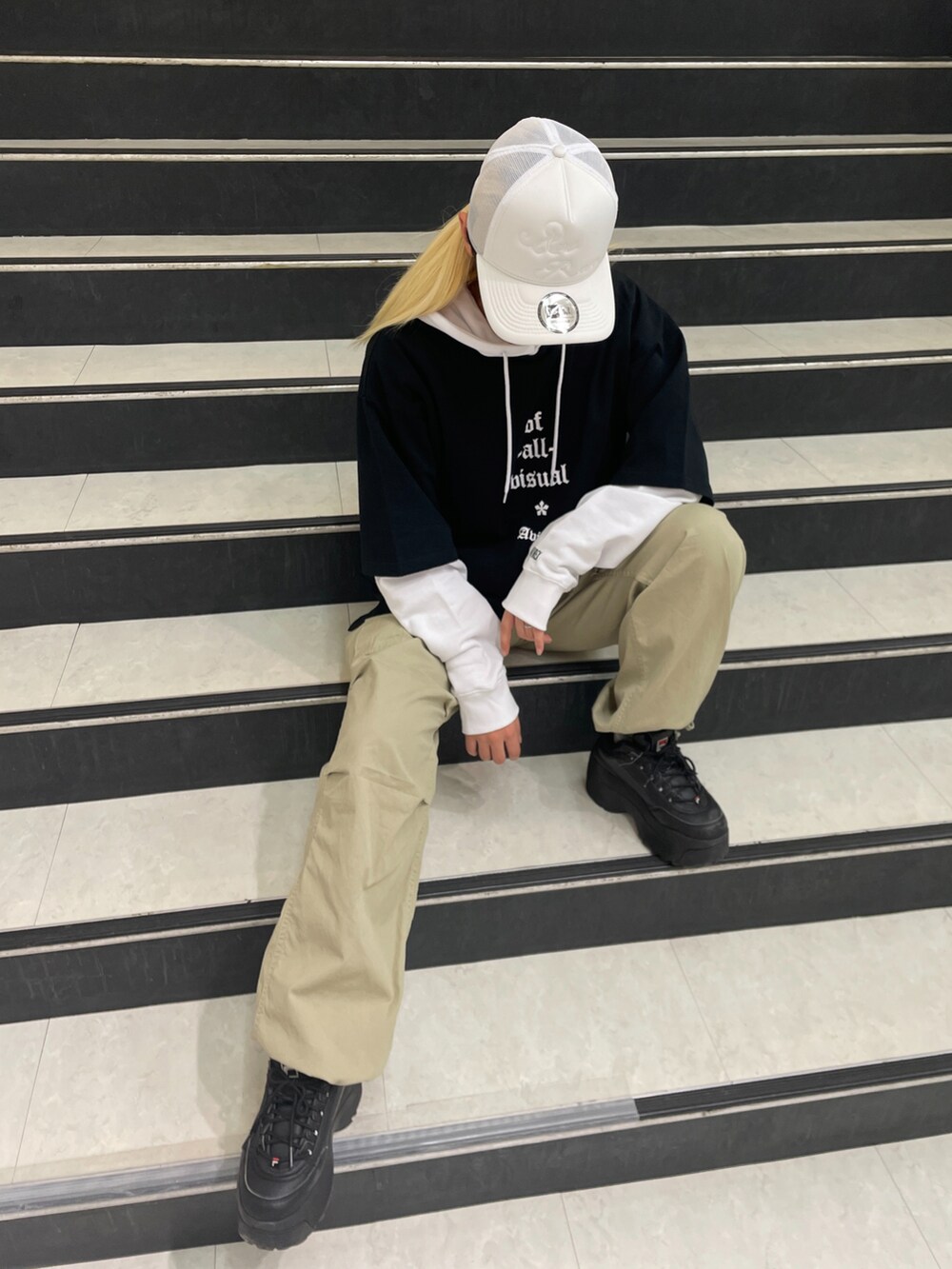 ブラック系のTシャツ/カットソー、ホワイト系のパーカー、ベージュ系のパンツを着用したレディースの春コーディネートの2枚目の写真