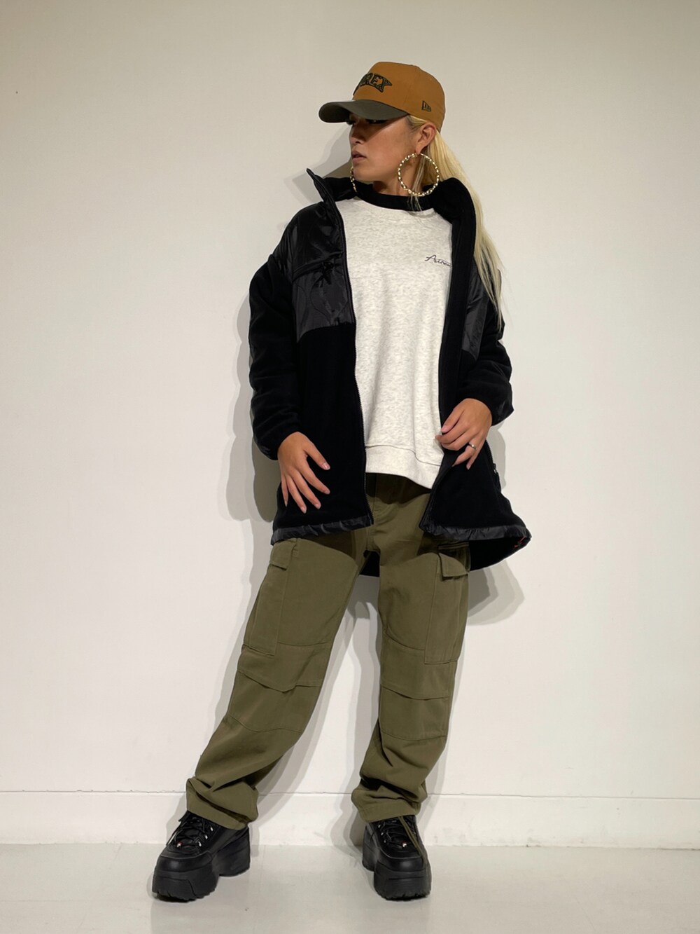 ブラック系のその他アウター、グリーン系のカーゴパンツ、その他のスウェットを着用したレディースの秋コーディネートの2枚目の写真