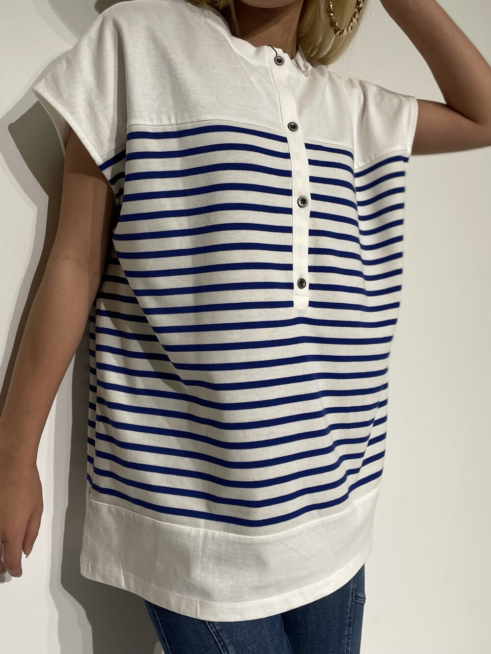 ブルー系のTシャツ/カットソー、ブルー系のその他パンツ、グリーン系のキャップを着用したレディースの夏コーディネートの2枚目の写真