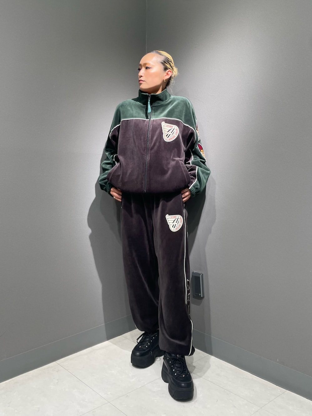 グリーン系のジャージ、ブラック系のその他パンツを着用したレディースの秋コーディネートの2枚目の写真