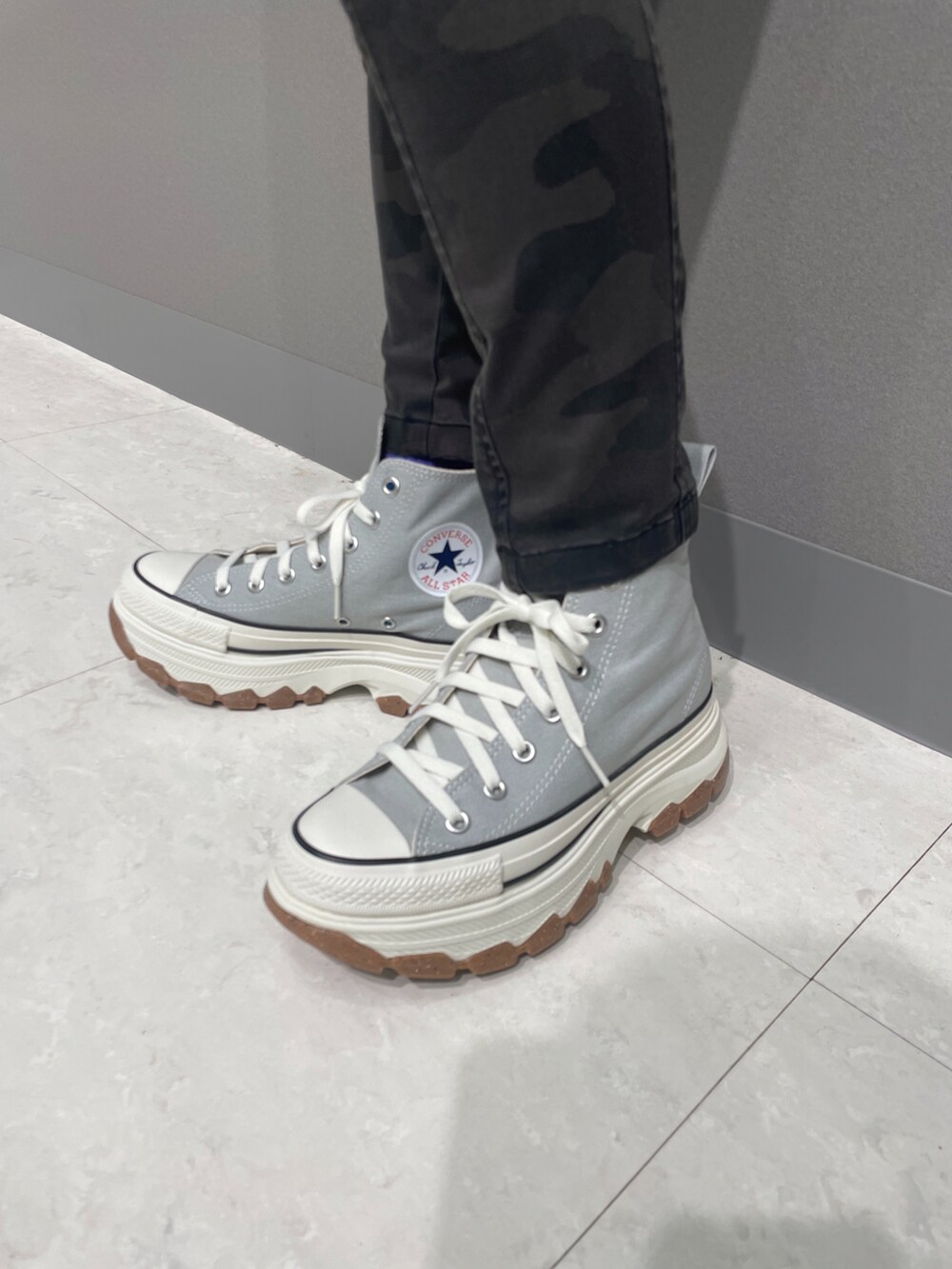 その他のその他パンツ、グレー系のスニーカー、オレンジ系のTシャツ/カットソーを着用したレディースの夏コーディネートの3枚目の写真