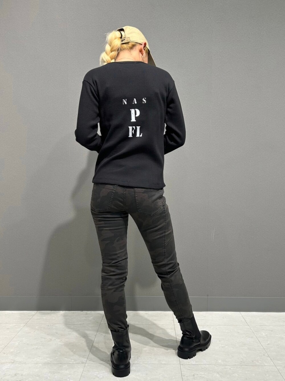 その他のその他パンツ、ブラック系のブーツ、ブラック系のTシャツ/カットソーを着用したレディースの冬コーディネートの2枚目の写真