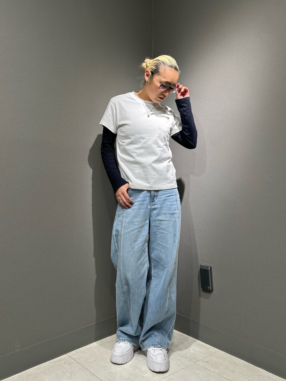 ブルー系のデニムパンツ、ブルー系のTシャツ/カットソー、ホワイト系のTシャツ/カットソーを着用したレディースの春コーディネートの2枚目の写真